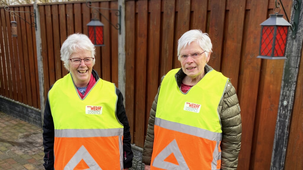 Vrijwilligers Ali Elsinga en Pietsje van der Meer, altijd actief bij de Acht van Langezwaag.