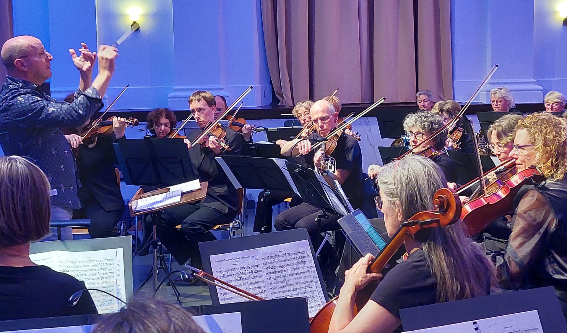 Het Fries Symfonie orkest tijdens de repetitie