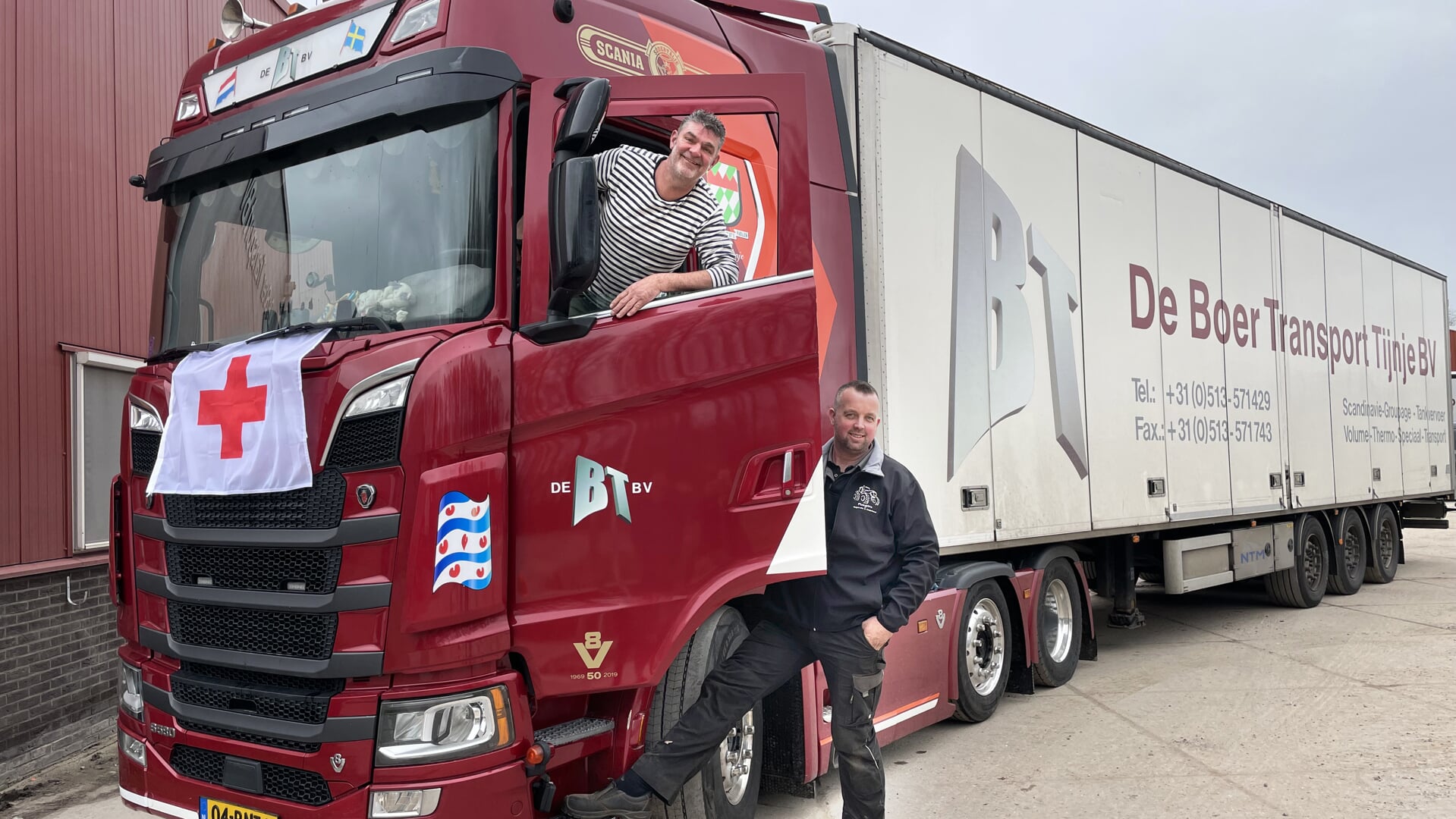 Jan Jeeninga en Pieter Ploegstra bij de vrachtwagen van De Boer Transport.