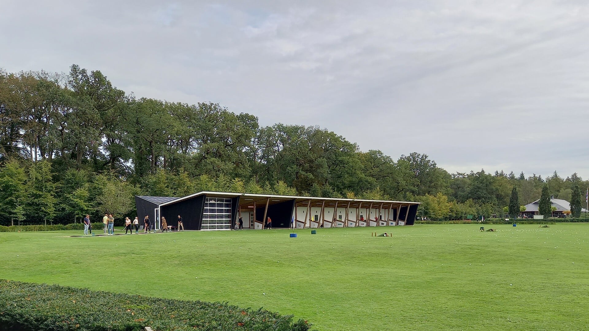 De Driving Range van Golfclub Lauswolt in Beetsterzwaag.