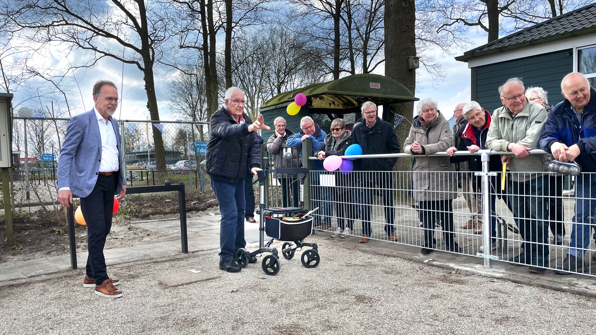 Wethouder Libbe de Vries en Epie van der Meer openen de nieuwe Jeu de boules-baan van Gorredijk.