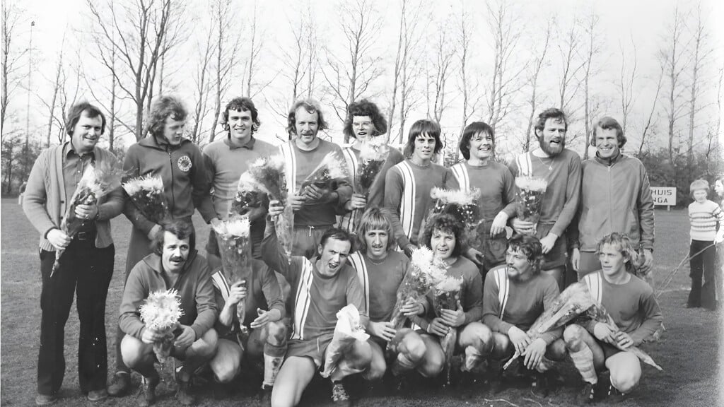 Het kampioenselftal van Oerterp dat in 1976 naar de derde klasse van de KNVB promoveerde.