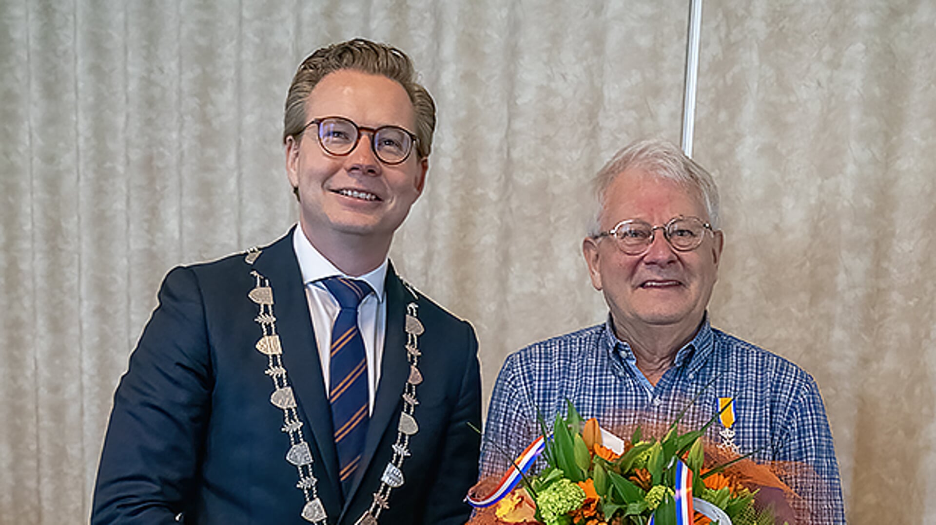 Burgemeester Andries Bouwman en Theo van Kan.