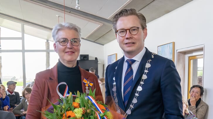 Sietske Dijkstra en burgemeester Andries Bouwman.