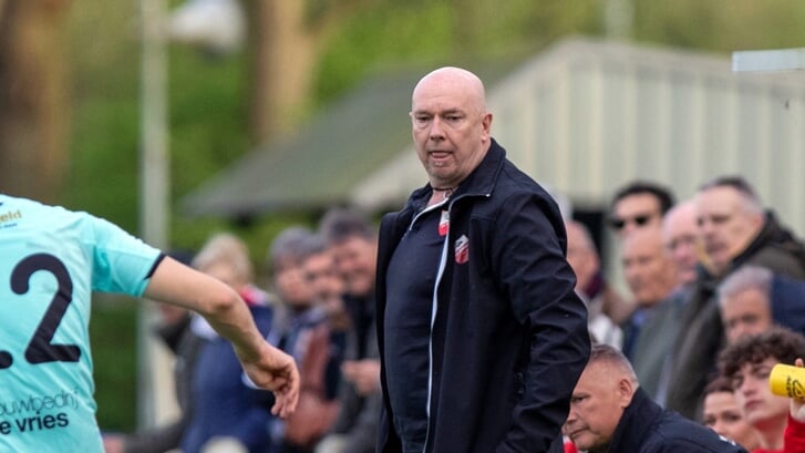 Joop Gall en de spelers van Jubbega willen het seizoen afmaken en gaan daarmee in tegen het bestuur van de voetbalvereniging