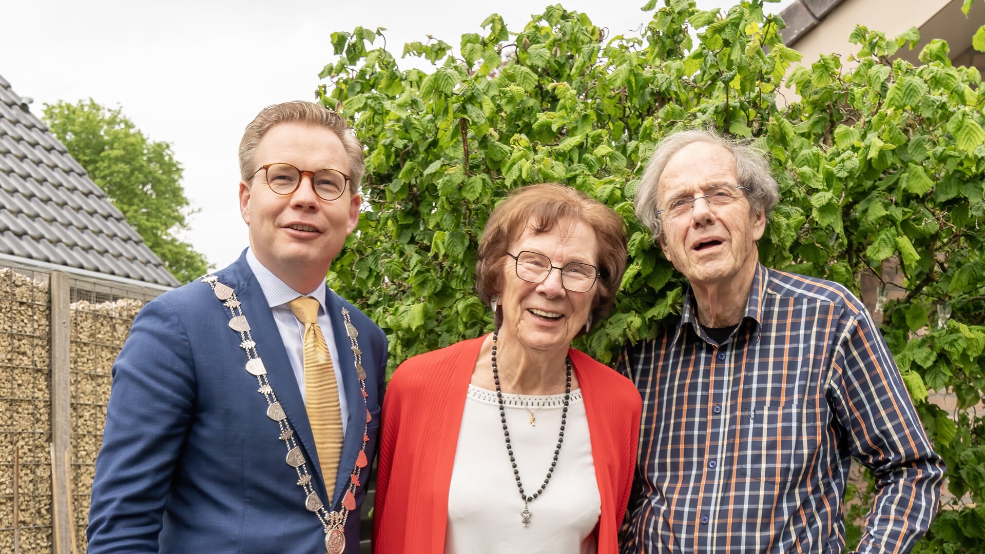 Burgemeester Andries Bouwman feliciteerde het echtpaar Meta en Henk Modderman.