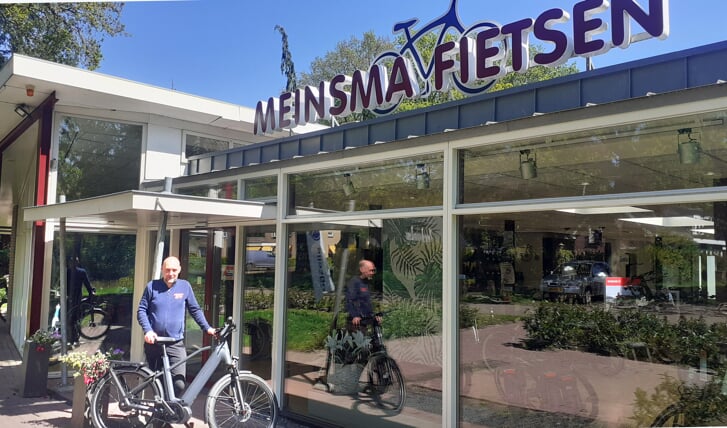 Hans Meinsma voor zijn fietswinkel in Wijnjewoude. 