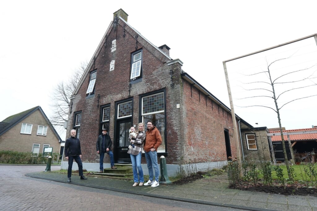 Jan van der Wal en Simon Rood bij familie Mast, bewoners van het oudste huis van Kortezwaag. 