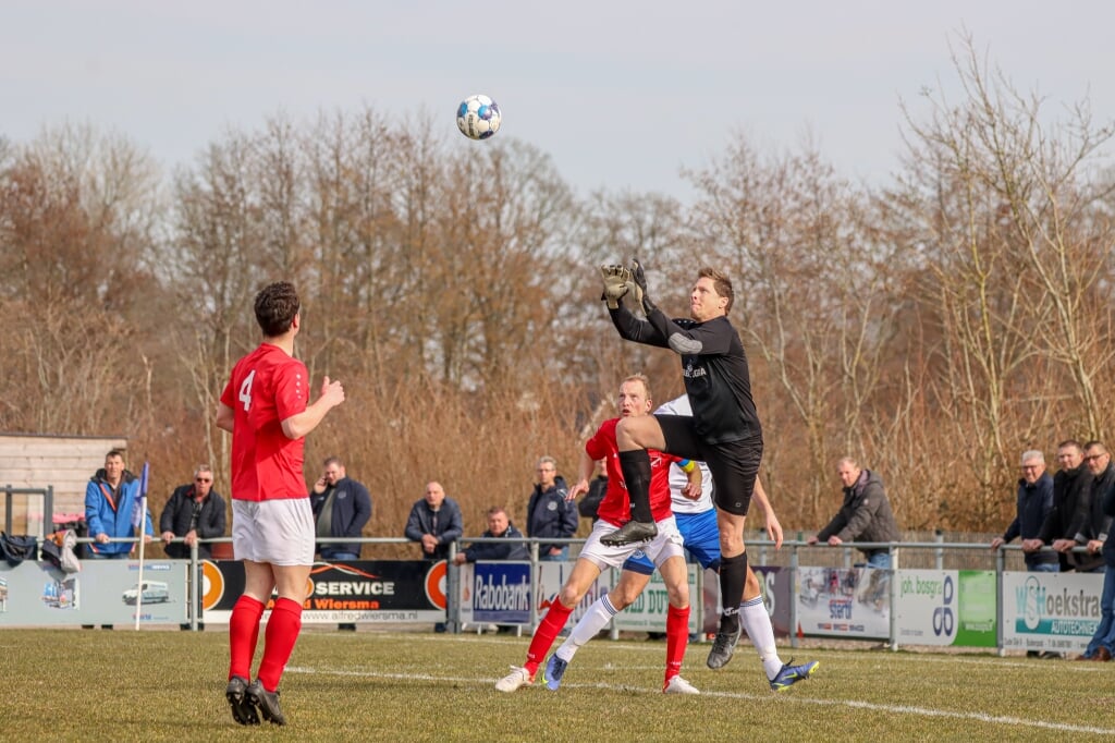 Otmar van der Toorn plukt een bal uit de lucht in het uitduel tegen Kootstertille. Op de achtergrond aanvoerder Jan Sikko Veenema. 