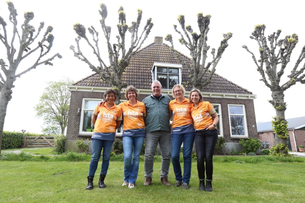 Team Gersleat-Polder, Annie, Siepie, Hieke en Anneke, met in het midden Jouke. 