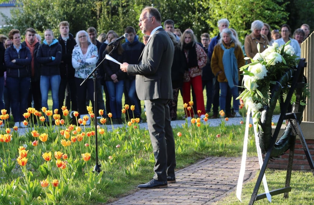 Wethouder Libbe de Vries sprak tijdens de dodenherdenking in Tijnje.