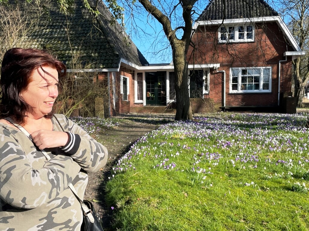 Marijke Steenbeek op het erf van hun gezinshuis in Bontebok. 
