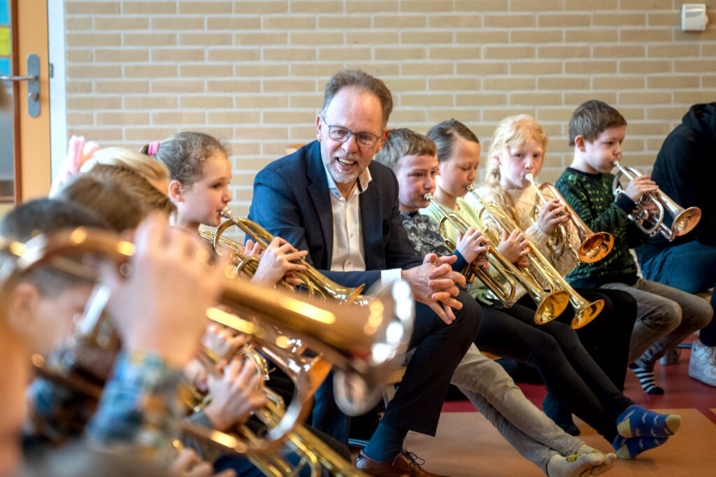 Wethouder Libbe de Vries was aanwezig bij de muziekles op cbs De Opdracht in Ureterp. 