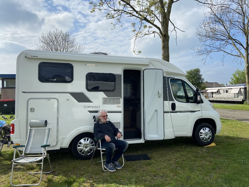 Gert voor zijn camper op Kalkovens in Gorredijk.