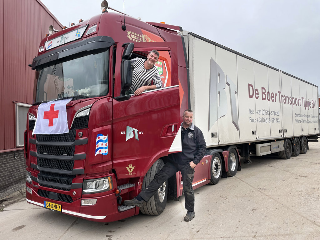 Jan Jeeninga en Pieter Ploegstra bij de vrachtwagen van De Boer Transport. 