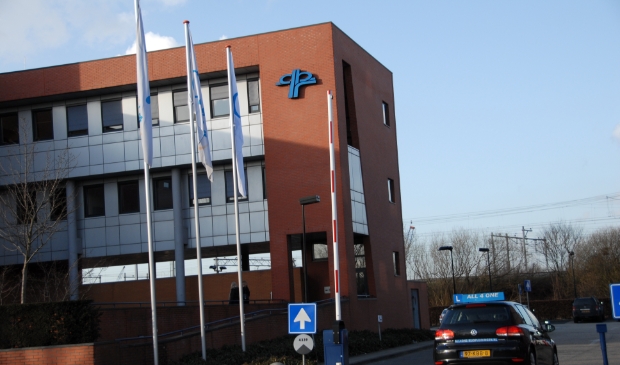<p>Het CBR bepaalt wie er achterin meerijdt.</p>