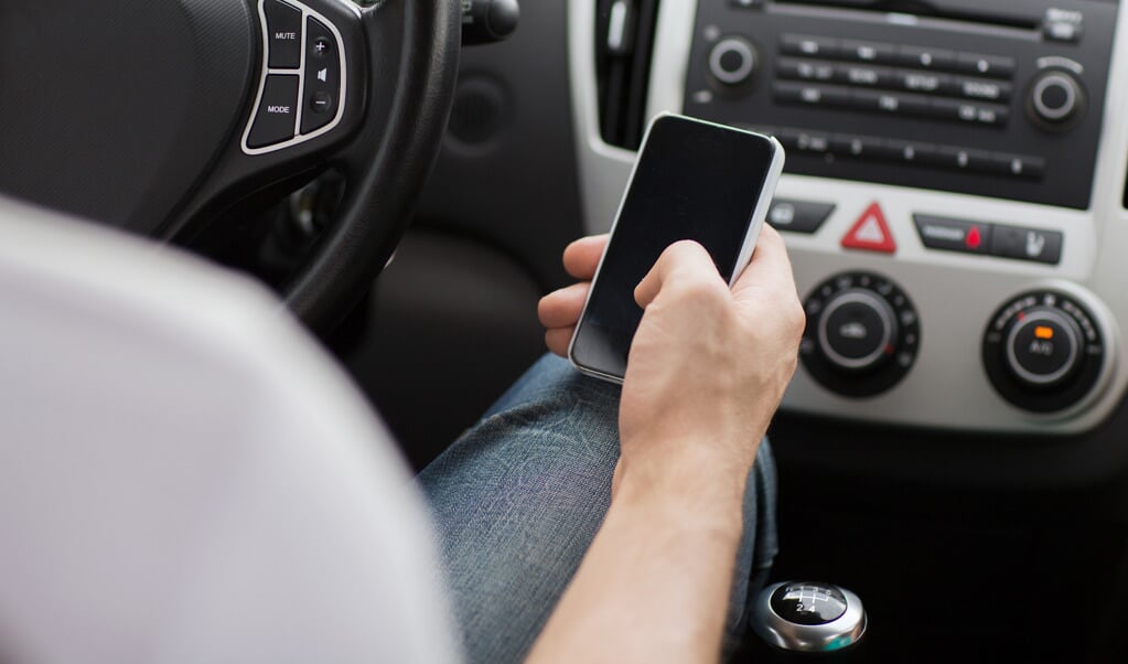 Telefoongebruik In Verkeer Neemt Toe - Rij-instructie - Onafhankelijk ...