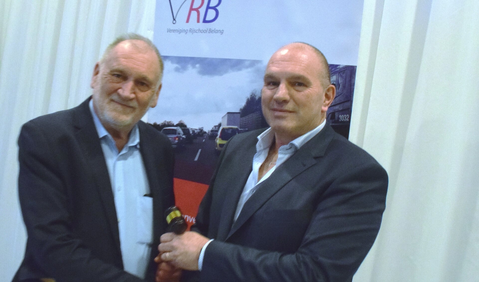 Peter van Neck (links) draagt de voorzittershamer van de VRB over aan Eric Bakker.