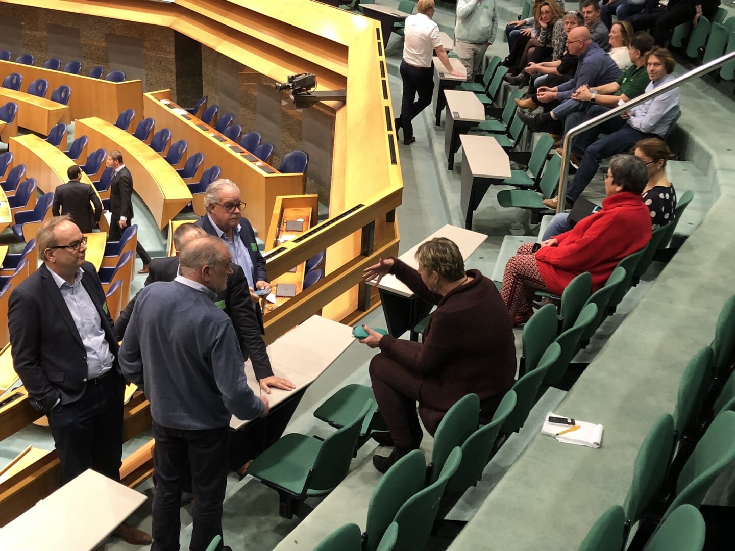Tijdens een schorsing van de Tweede Kamer in 2018 in het debat over de praktijkbegeleiding praten onder andere de voorzitters van de VRB, FAM en BOVAG elkaar bij.