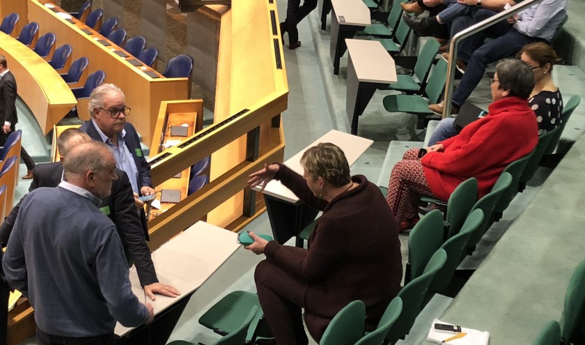 Tijdens een schorsing praten onder andere de voorzitters van de VRB, FAM en BOVAG elkaar bij.