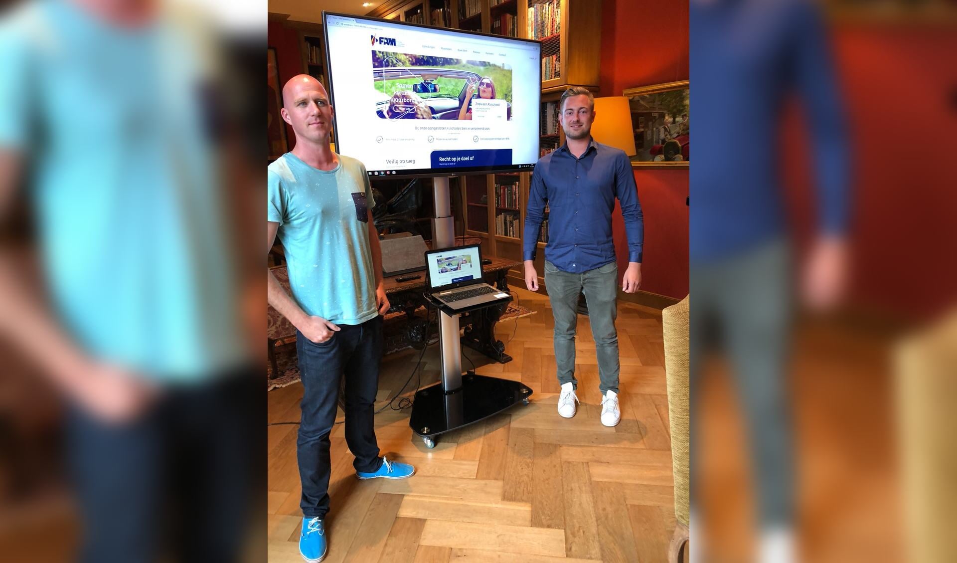Rolf Weijers en Jourian Bax presenteren de nieuwe website.