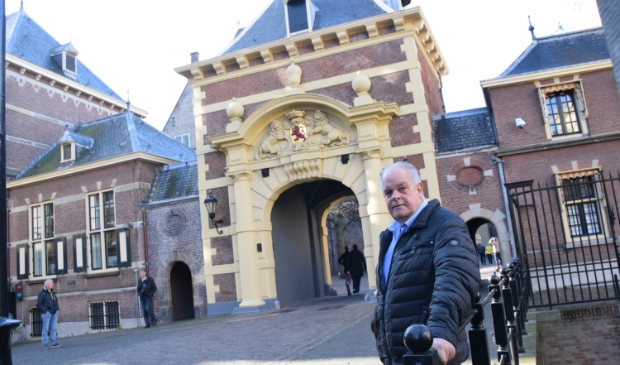 Ruud Rutten bij het Binnenhof waar de belangrijke beslissingen moeten worden genomen. Woensdag biedt hij namens de Alliantie Samen Sterk hier het einddocument aan.