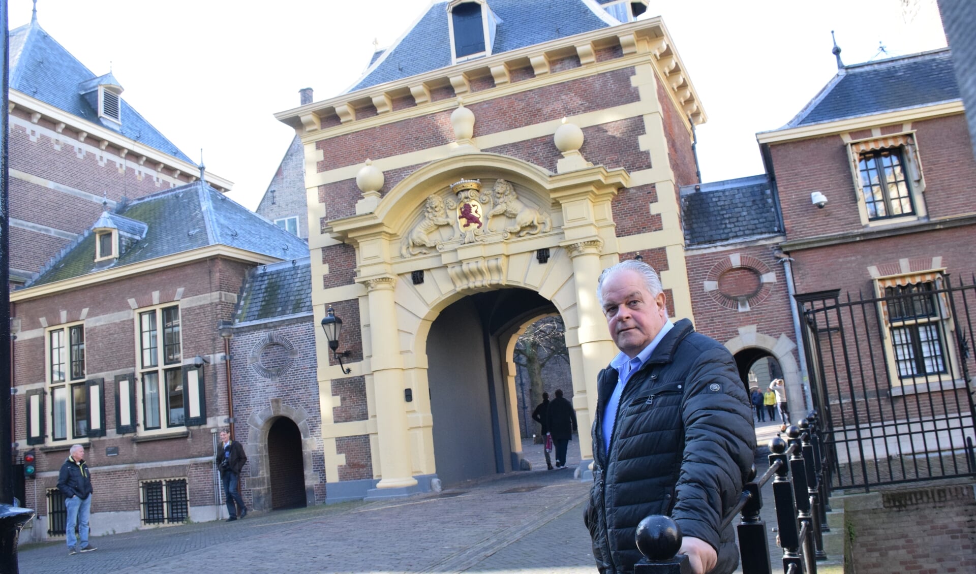 Ruud Rutten bij het Binnenhof waar de belangrijke beslissingen moeten worden genomen. Woensdag biedt hij namens de Alliantie Samen Sterk hier het einddocument aan.