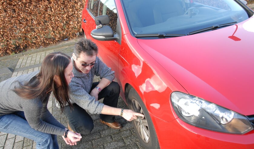 Ook een check van de banden is onderdeel van het coachen van een beginnend bestuurder.