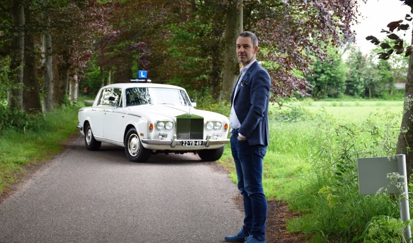 Leendert Roos doet wel meer opvallende zaken binnen de rijschoolwereld. Zo biedt h8iju leerlingen ook de mogelijkheid te lessen in een Rolls Royce. Nu heeft hij met de eerste lesautotoertocht weer wat nieuws.