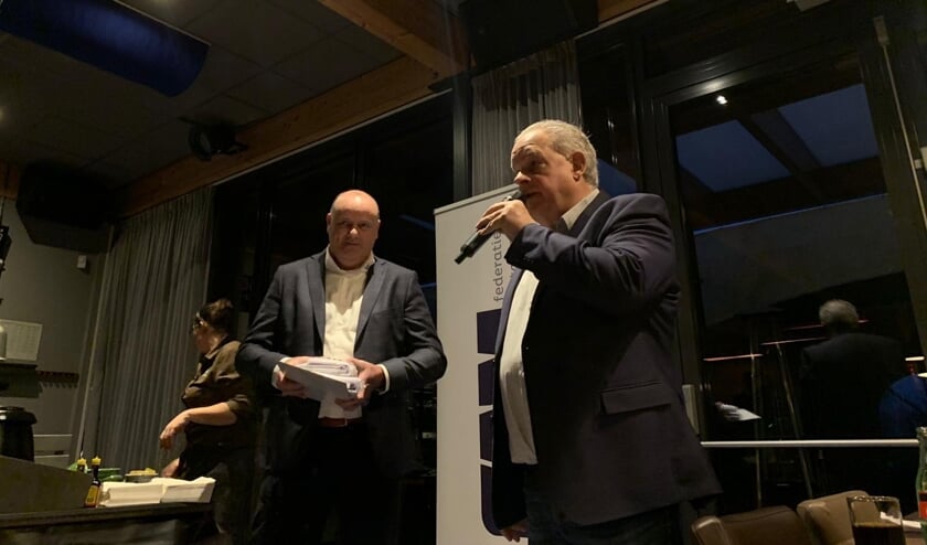 Erik Kemp (links) van Kemp Rijschool is nieuw lid van de FAM. Hij krijgt hier de vlag en het schild van de FAM uitgereikt van Ruud Rutten.
