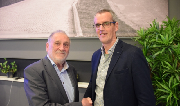 <p>Peter van Neck (links) droeg eerder dit jaar de voorzittershamer van de VRB over aan Jos van Zuylen.</p>