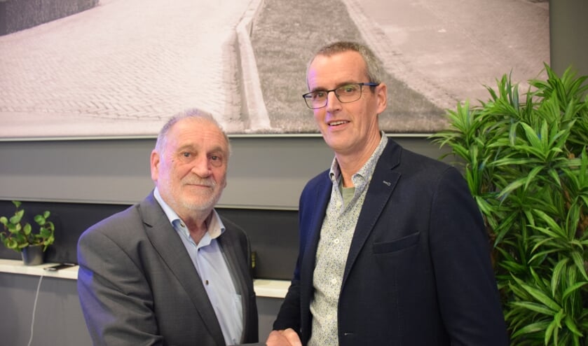 Peter van Neck (links) draagt de voorzittershamer van de VRB over aan Jos van Zuylen.