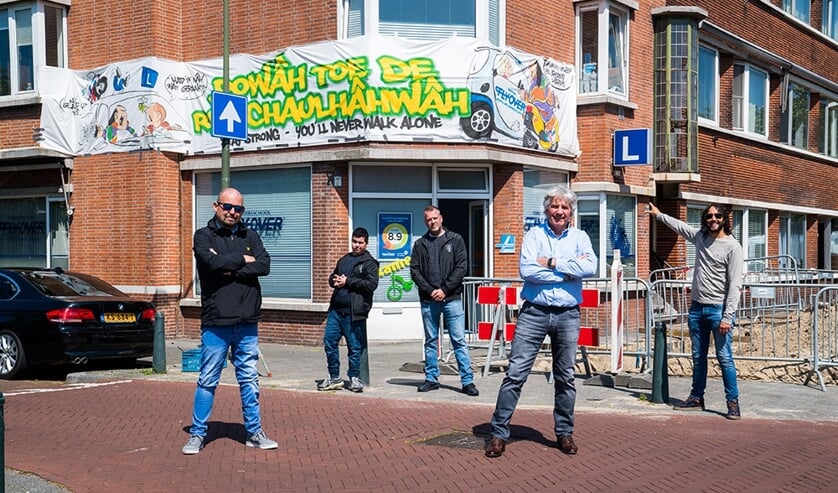 Haagse supporters steken in plat Haags ras-Hagenaar Theo Vuijk )tweede van rechts) een hart onder de riem.