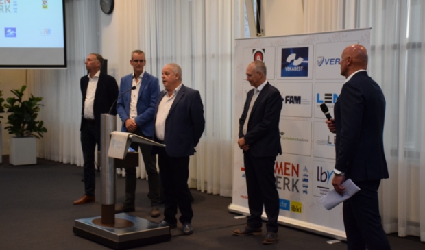 De vier voorzitters van de brancheorganisaties gaan op weg naar de minister om het einddocument te overhandigen.