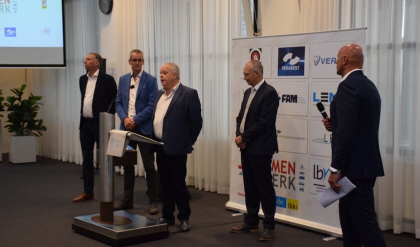 De vier voorzitters van de brancheorganisaties gaan op weg naar de minister om het einddocument te overhandigen.