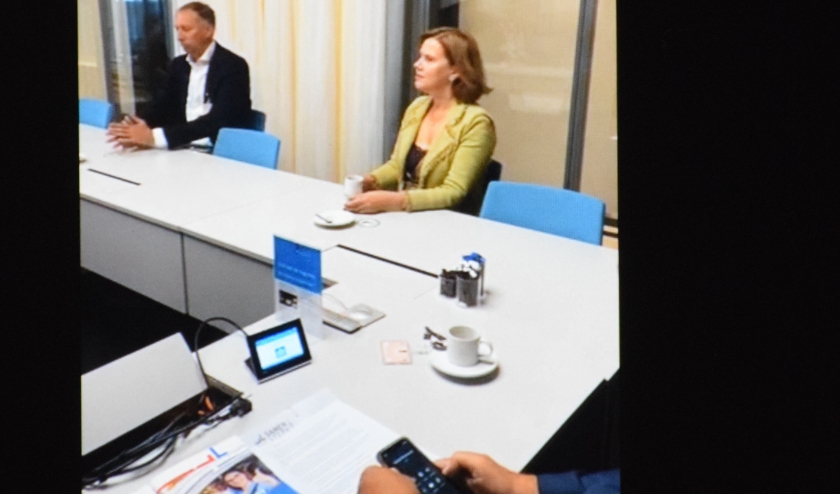 De minister ontvangt het einddocument van de vier branchevoorzitters,