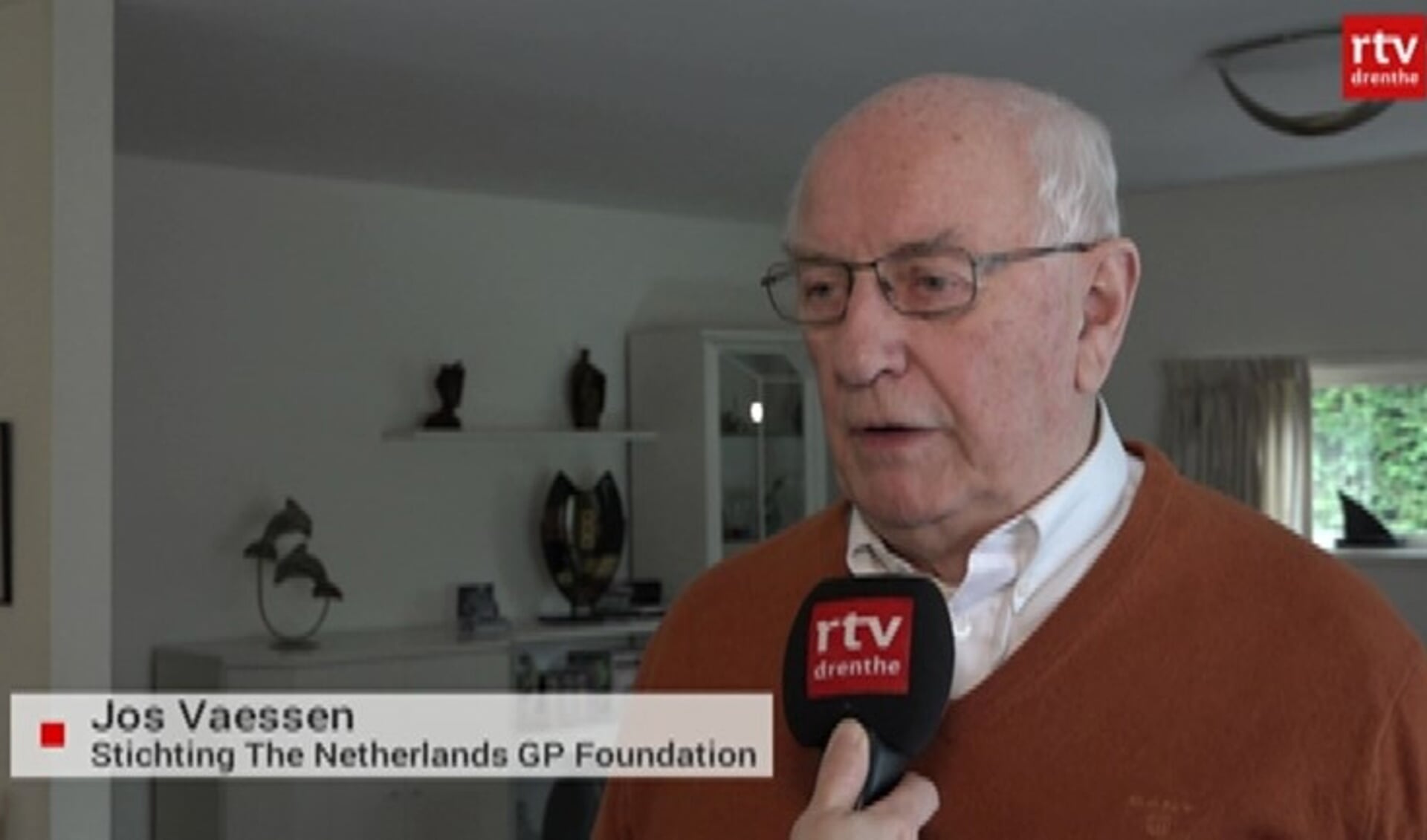 Jos Vaessen beantwoordt in zijn hoedanigheid als directeur van de TT vragen van RTV Drenthe.
