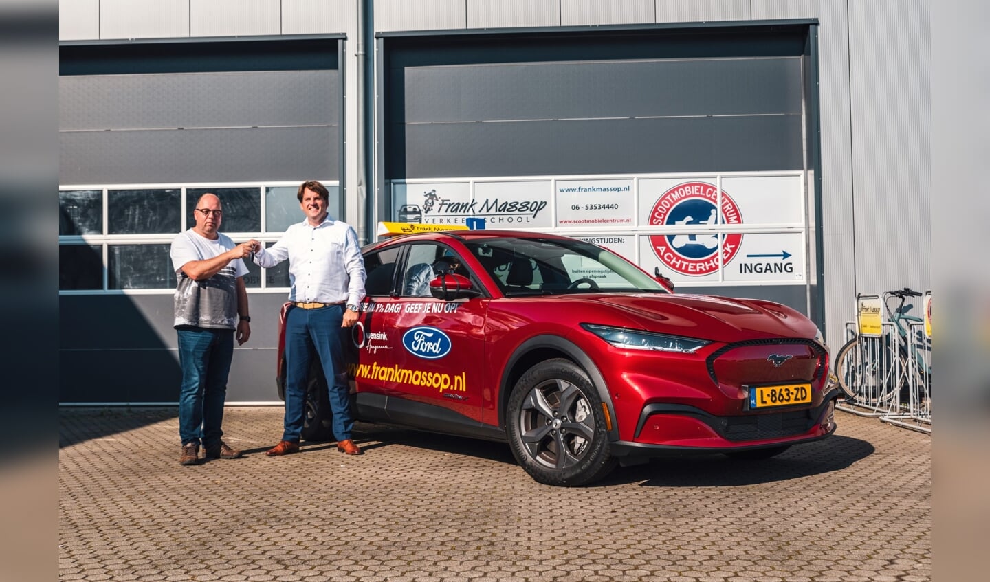 Frank Massop krijgt de sleutels van zijn Ford Mustang Mach-E.