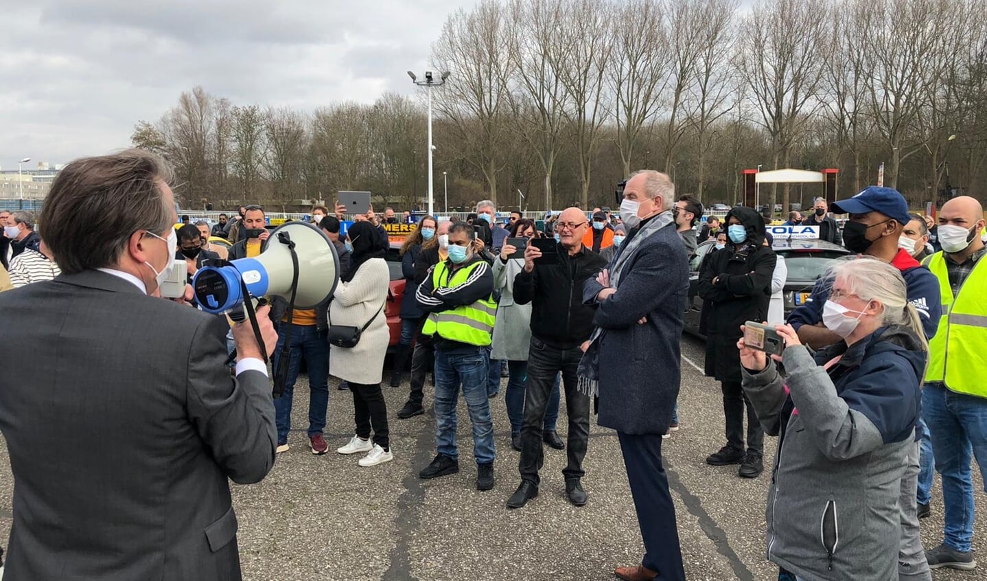 Alexander Pechtold spreekt rijschoolhouders toe.