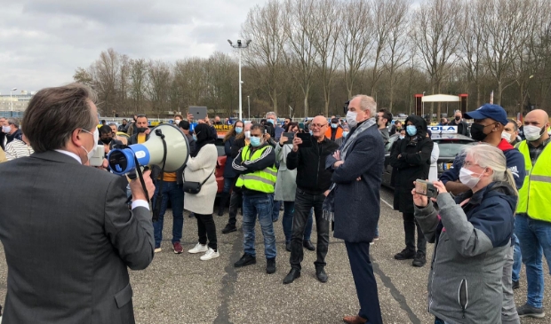 Alexander Pechtold spreekt de rijschoolhouders toe.