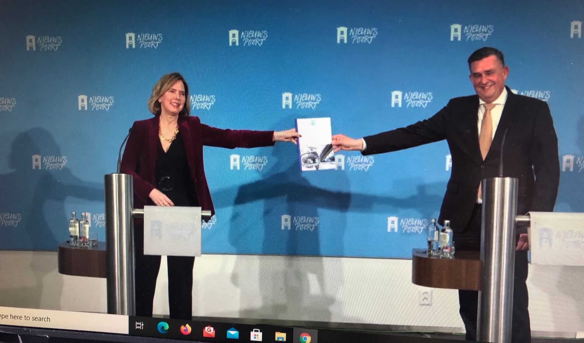 Emile Roemer overhandigt zijn rapport over de rijscholenbranche aan toenmalig minister Van Nieuwenhuizen van IenW.