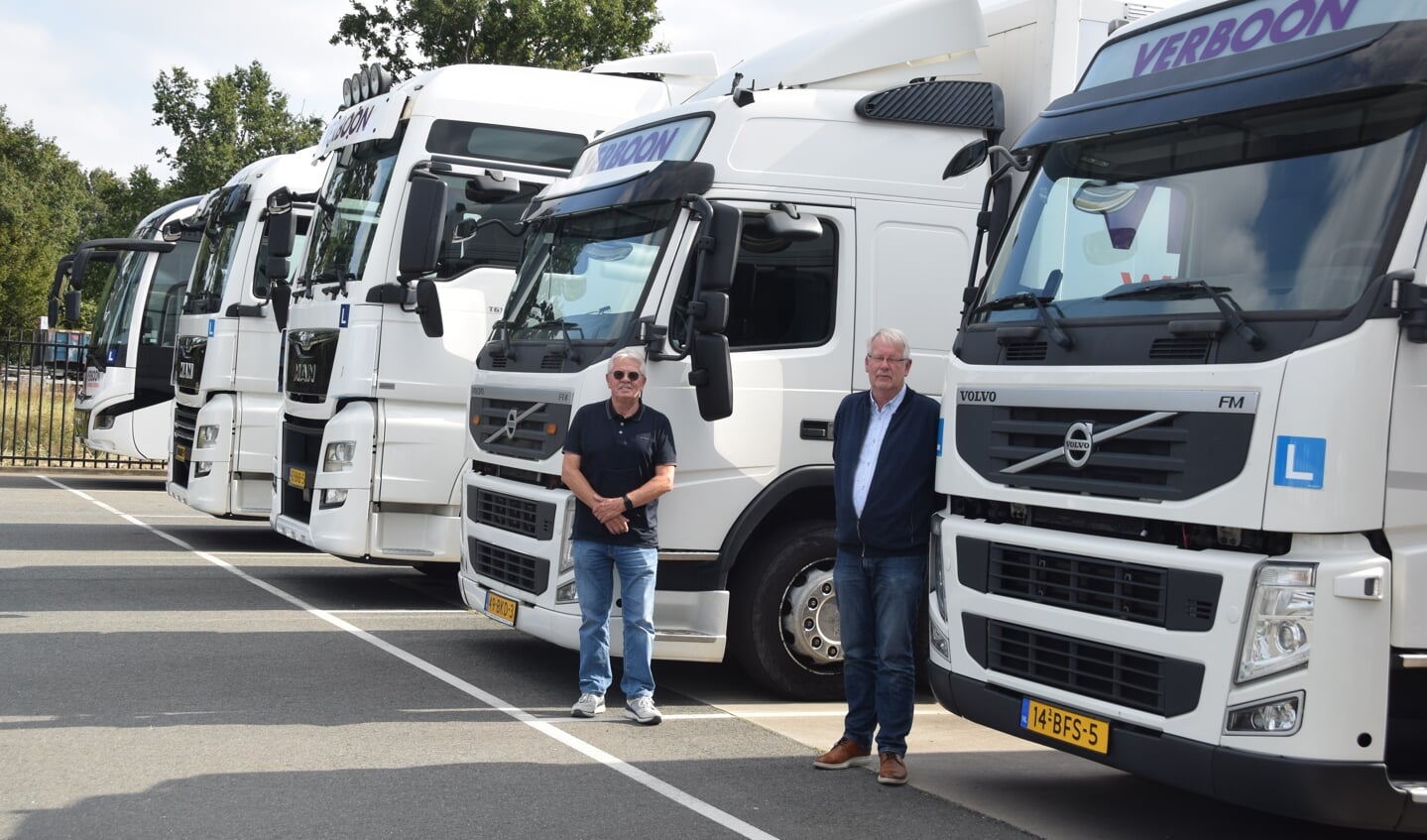 Ton van Helvoort (links) en Henk van den Berg bij het truckpark van Verboon Wegwijze Opleiders in Oosterhout.