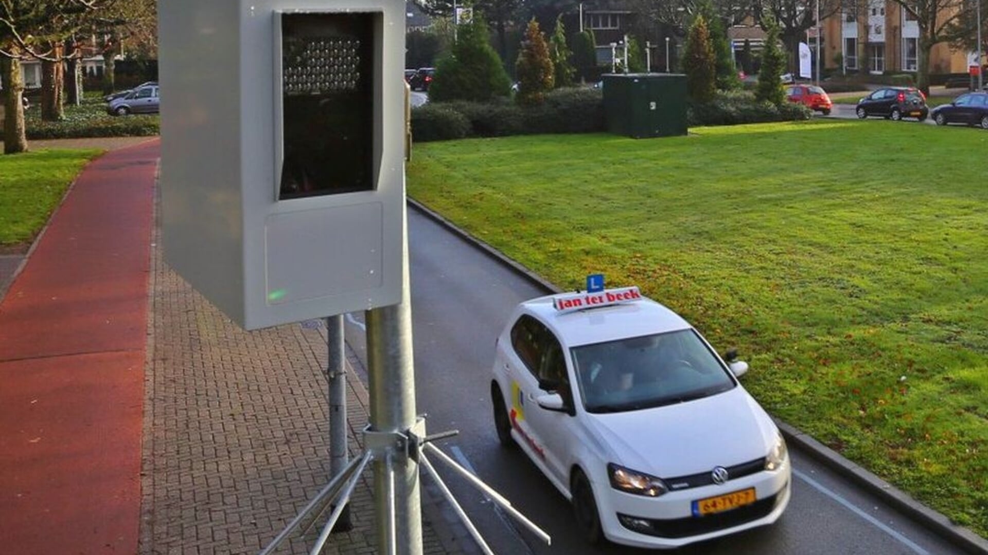 Een digitale flitspaal in Hilversum. Voor alle duidelijkheid: de foto is een illustratie. Rijschool Jan ter Beek wordt hier niet geflitst voor een verkeersovertreding.