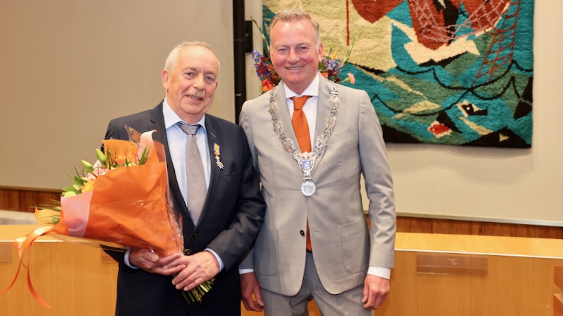Burgemeester Frank Dales van Velsen flankeert een trotse Ronald de Vries.