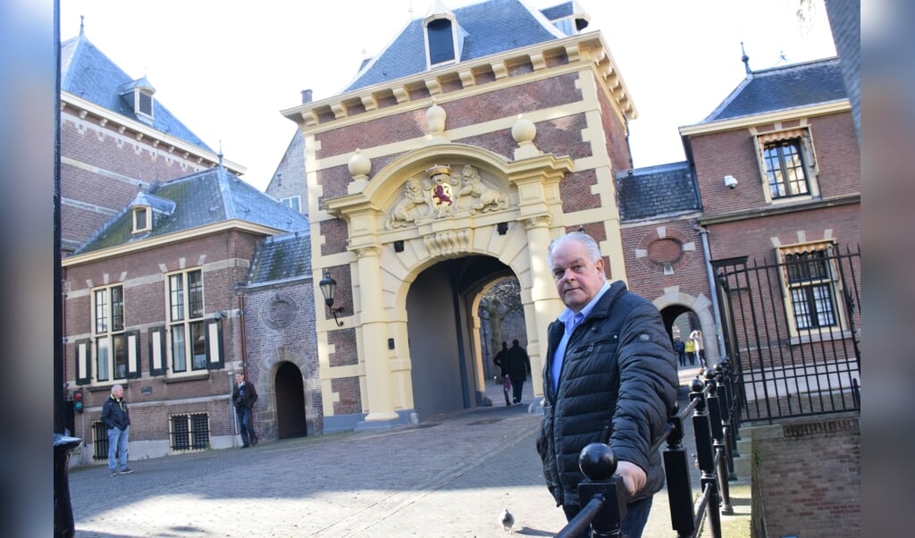 Ruud Rutten bij het Binnenhof waar uiteindelijk de belangrijke beslissingen moeten worden genomen.