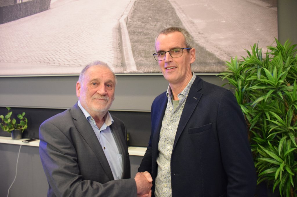 Peter van Neck (links) draagt de voorzittershamer van de VRB  over aan Jos van Zuylen.
