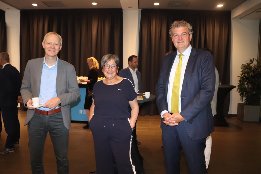 Herme Bruin (IBKI, links) en Jan Jurgen Huizing, operationeel directeur van het CBR, hebben tijdens de overhandiging van het rapport van Emile Roemer even tijd om samen op de foto te gaan. 
