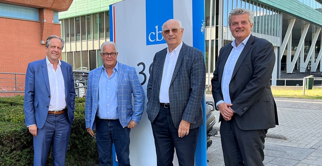 Alexander Pechtold, Ruud Rutten, Jos Vaessen en Jan Jurgen Huizing (vlnr) bijeen bij het bezoek van de koepel aan het CBR.