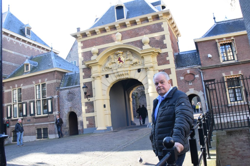 Ruud Rutten bij het Binnenhof waar uiteindelijk de belangrijke beslissingen moeten worden genomen.