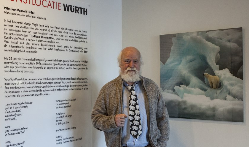 Wim van Passel bij een van zijn foto's van "het stille, kille paradijs". Foto: Michel van de Langenberg